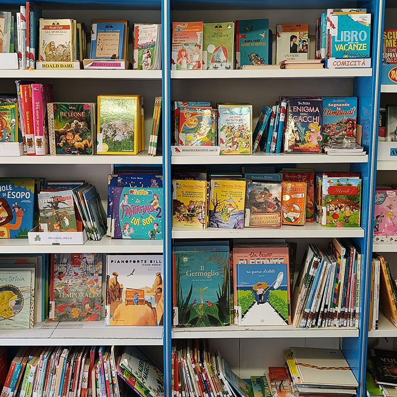 Scaffali con libri della Biblioteca Comunale Montegiorgio