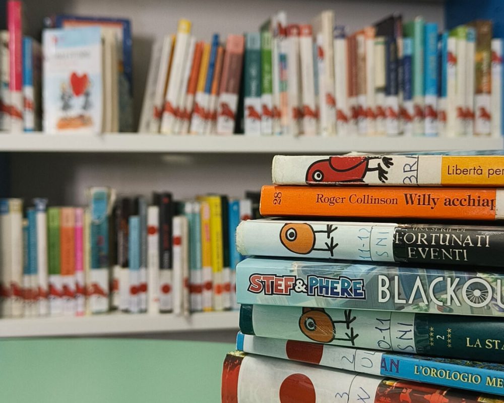 Libri di narrativa e saggistica in biblioteca