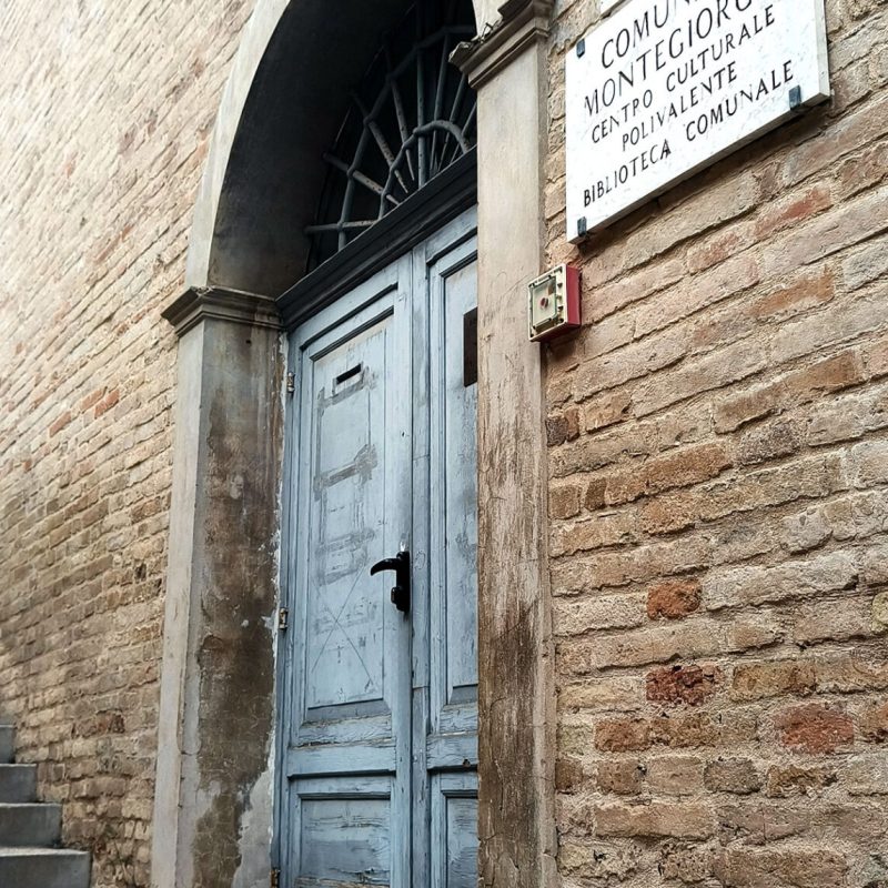 Ingresso della Biblioteca Comunale di Montegiorgio